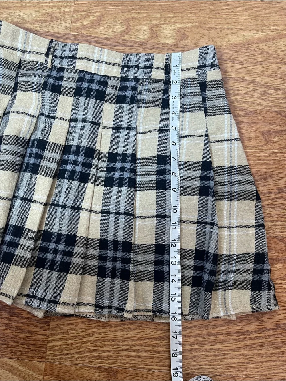 Hesperus cream and black plaid pleated mini skirt size L